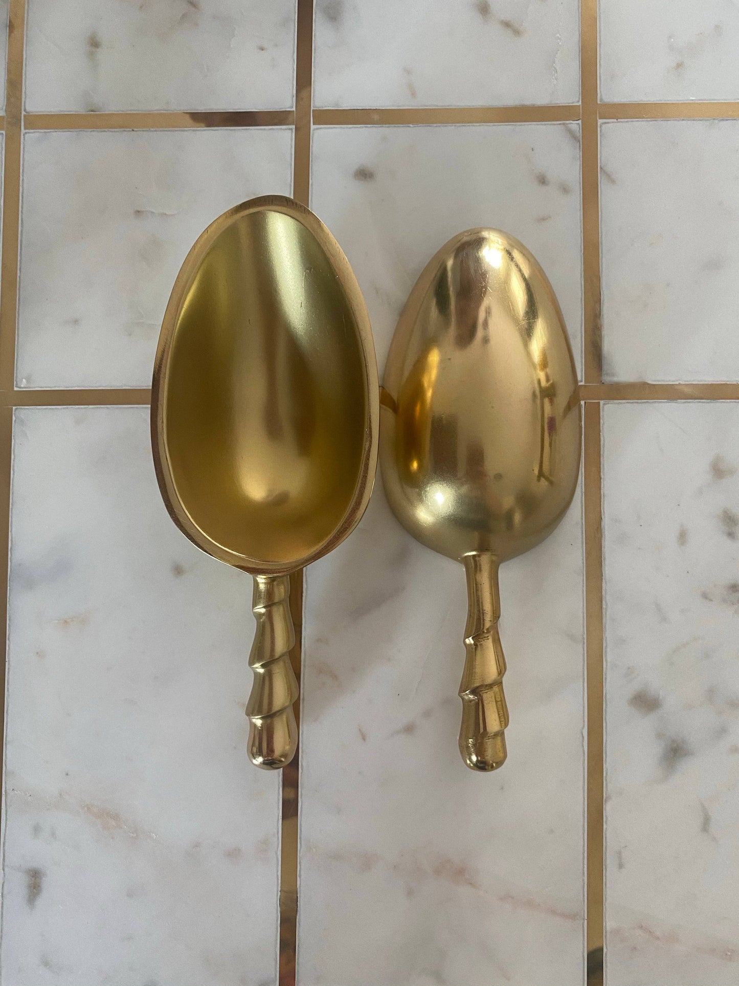 Gold Scoop with twist handle detail